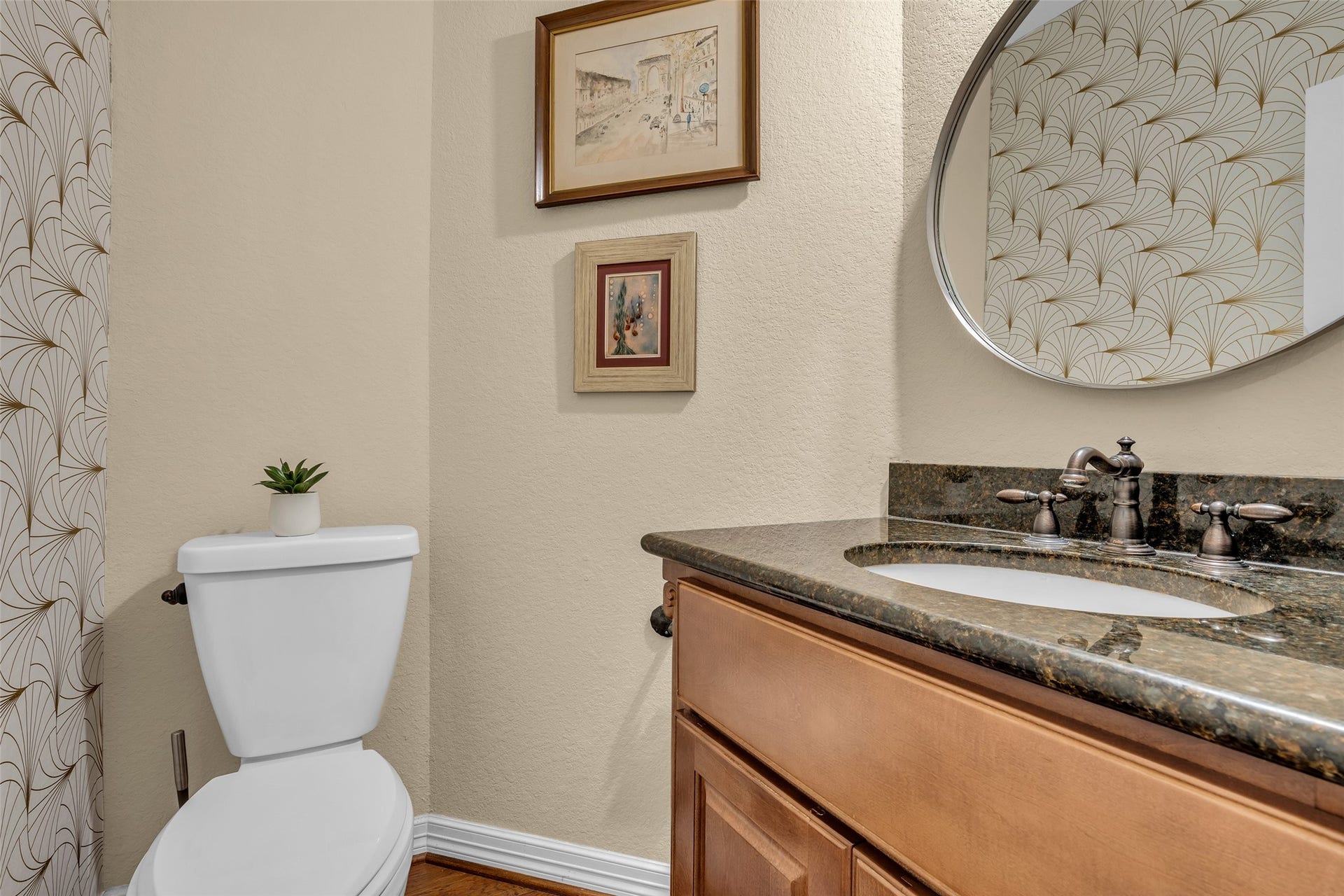 2 Glistening Pond Place, The Woodlands, TX 77382 Half bath
