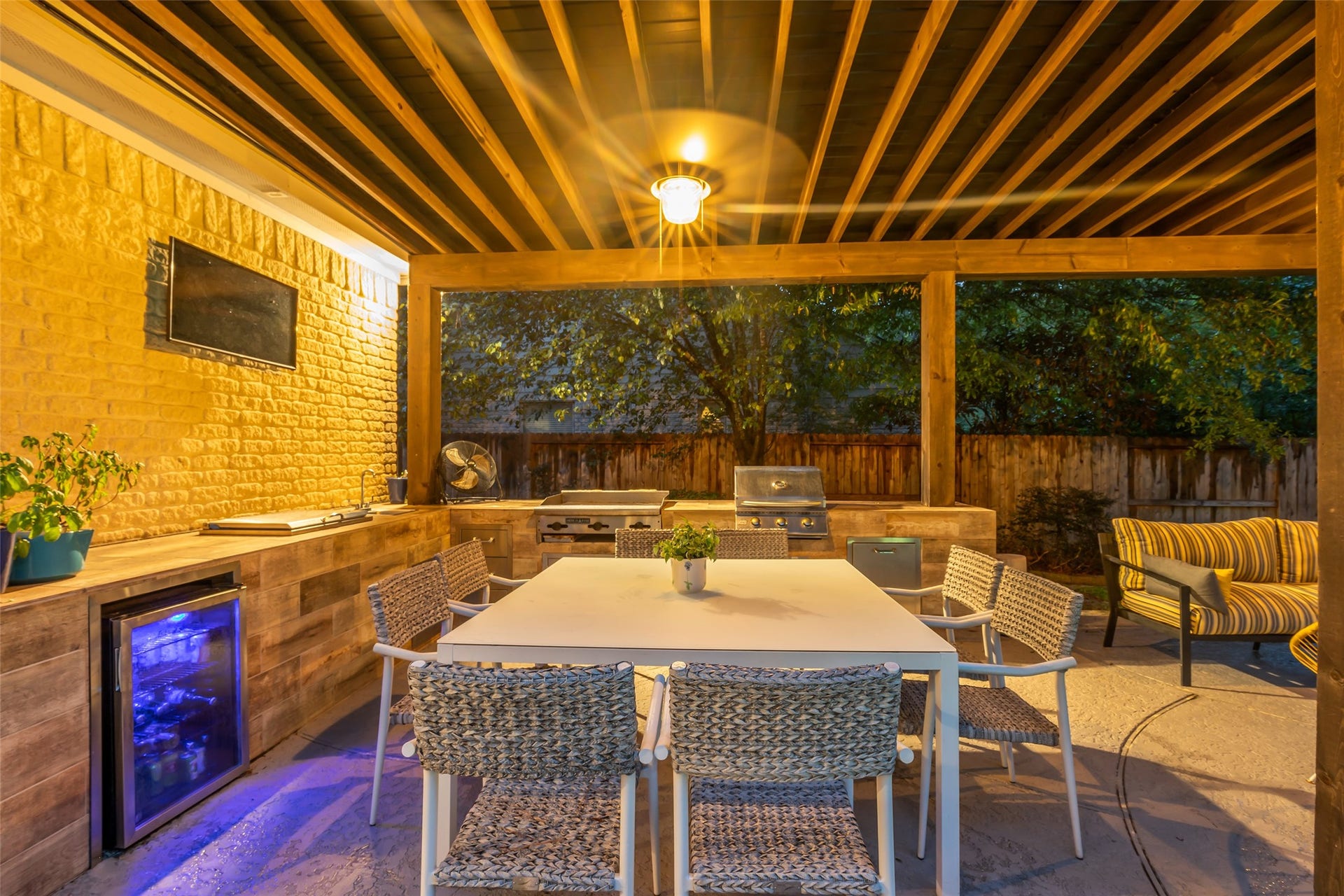 2 Glistening Pond Place, The Woodlands, TX 77382 Outdoor summer kitchen