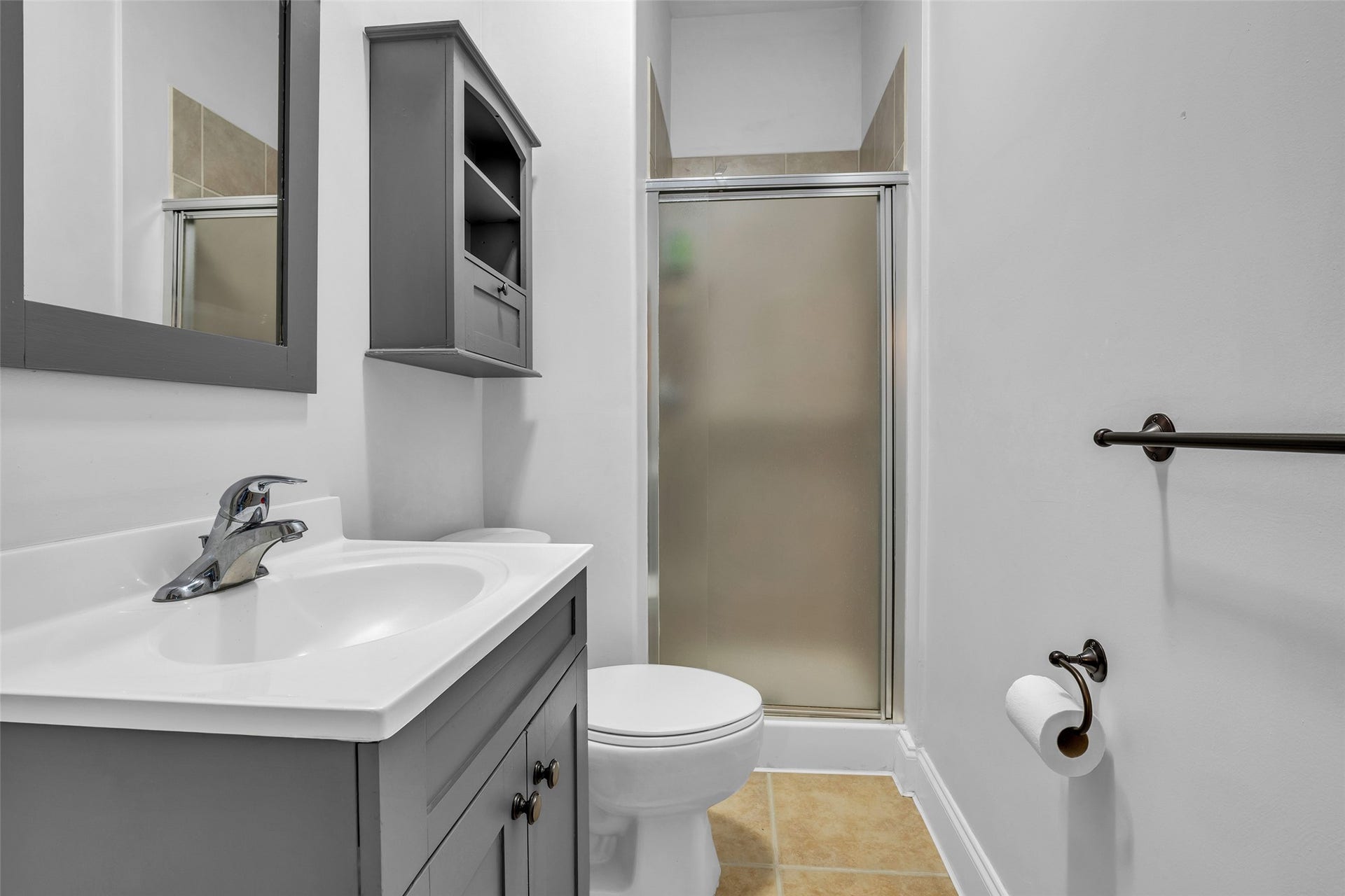 2 Glistening Pond Place, The Woodlands, TX 77382 Pool acces full bath