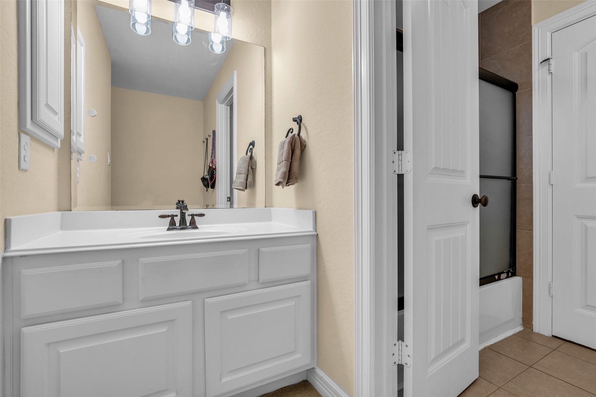 2 Glistening Pond Place, The Woodlands, TX 77382 Jack and Jill bathroom