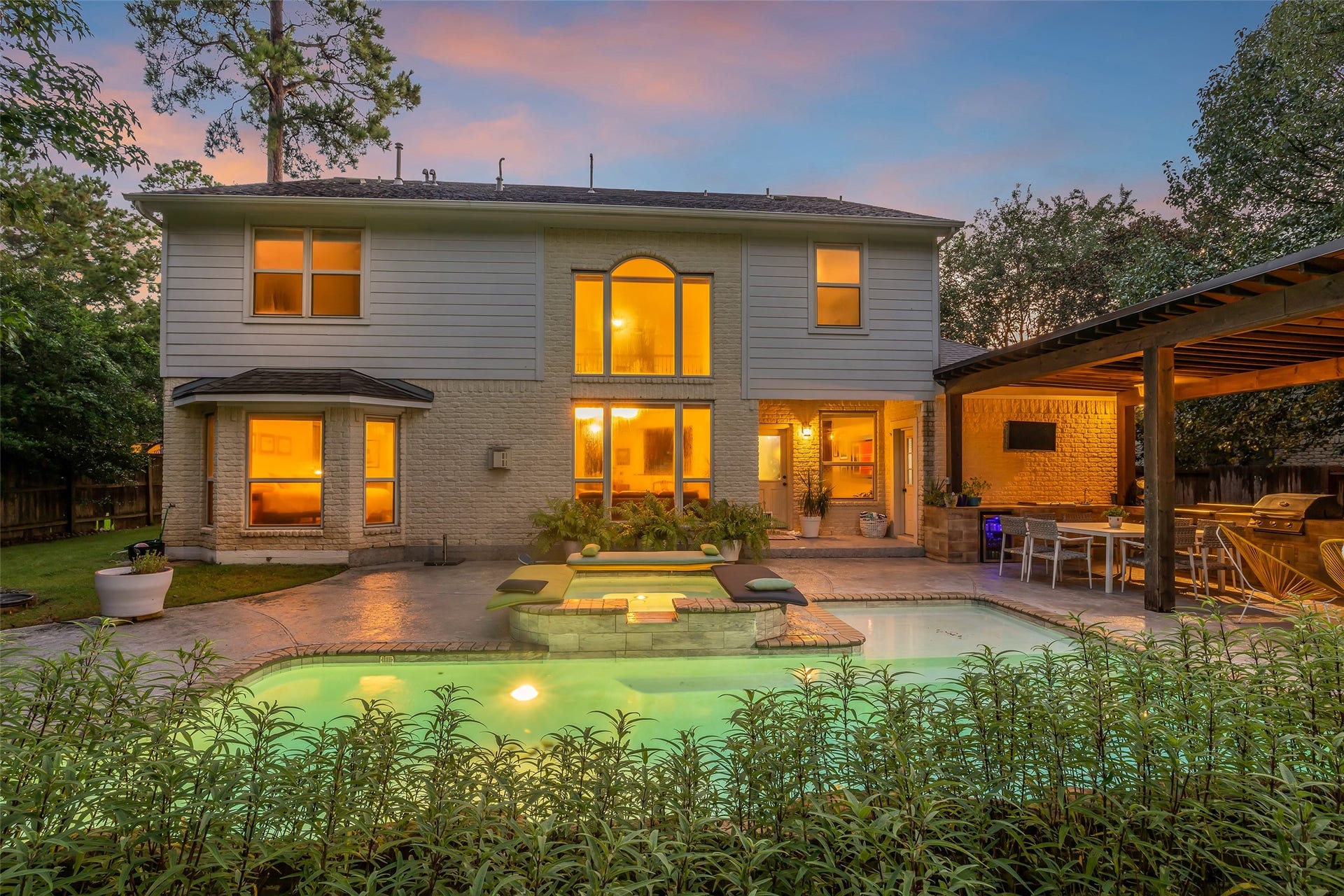 2 Glistening Pond Place, The Woodlands, TX 77382 Backyard and pool