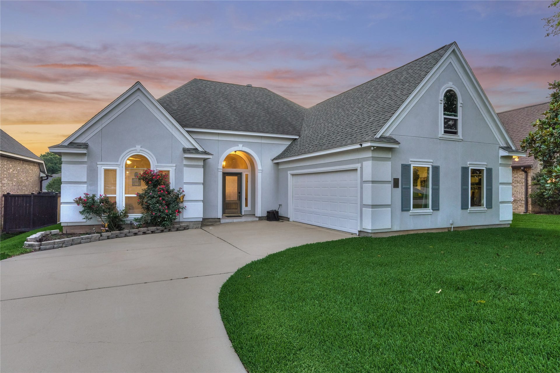 15 Newberry Court, Montgomery, TX 77356 Elegant stucco exterior with a two-car garage and neatly manicured landscaping that creates beautiful, inviting curb appeal.