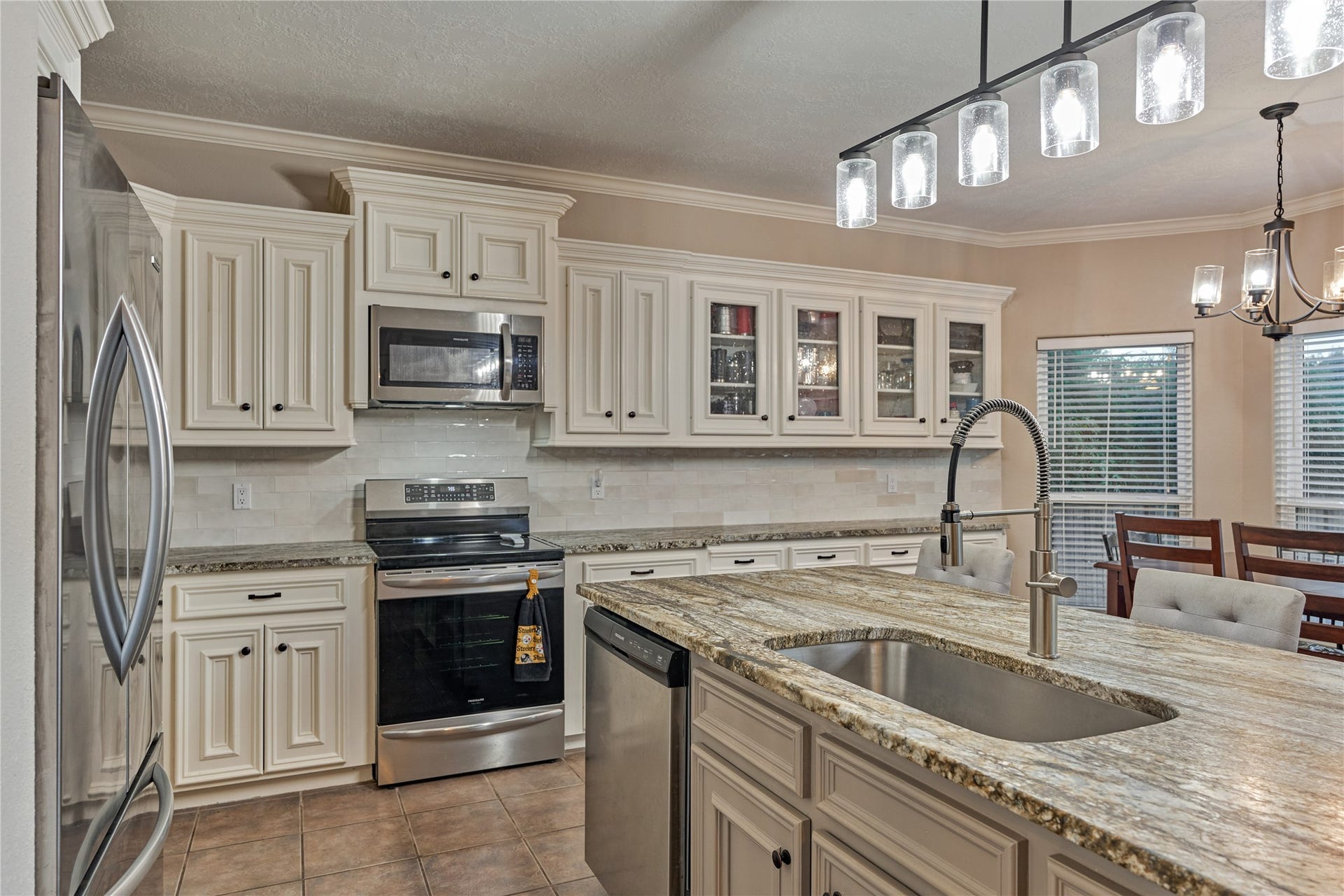 15 Newberry Court, Montgomery, TX 77356 An abundance of crisp white cabinetry provides ample storage for all your kitchen tools and appliances, keeping the space beautifully organized and clutter-free.