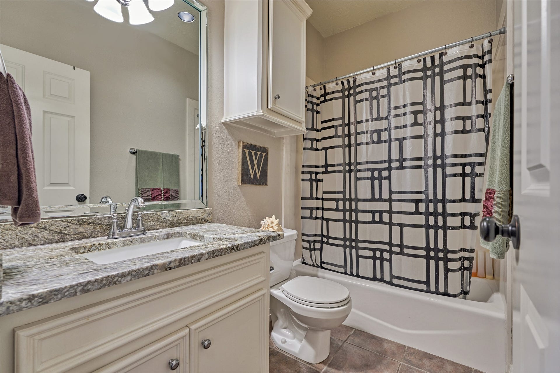 15 Newberry Court, Montgomery, TX 77356 Well-appointed hall bath shared by both secondary bedrooms.