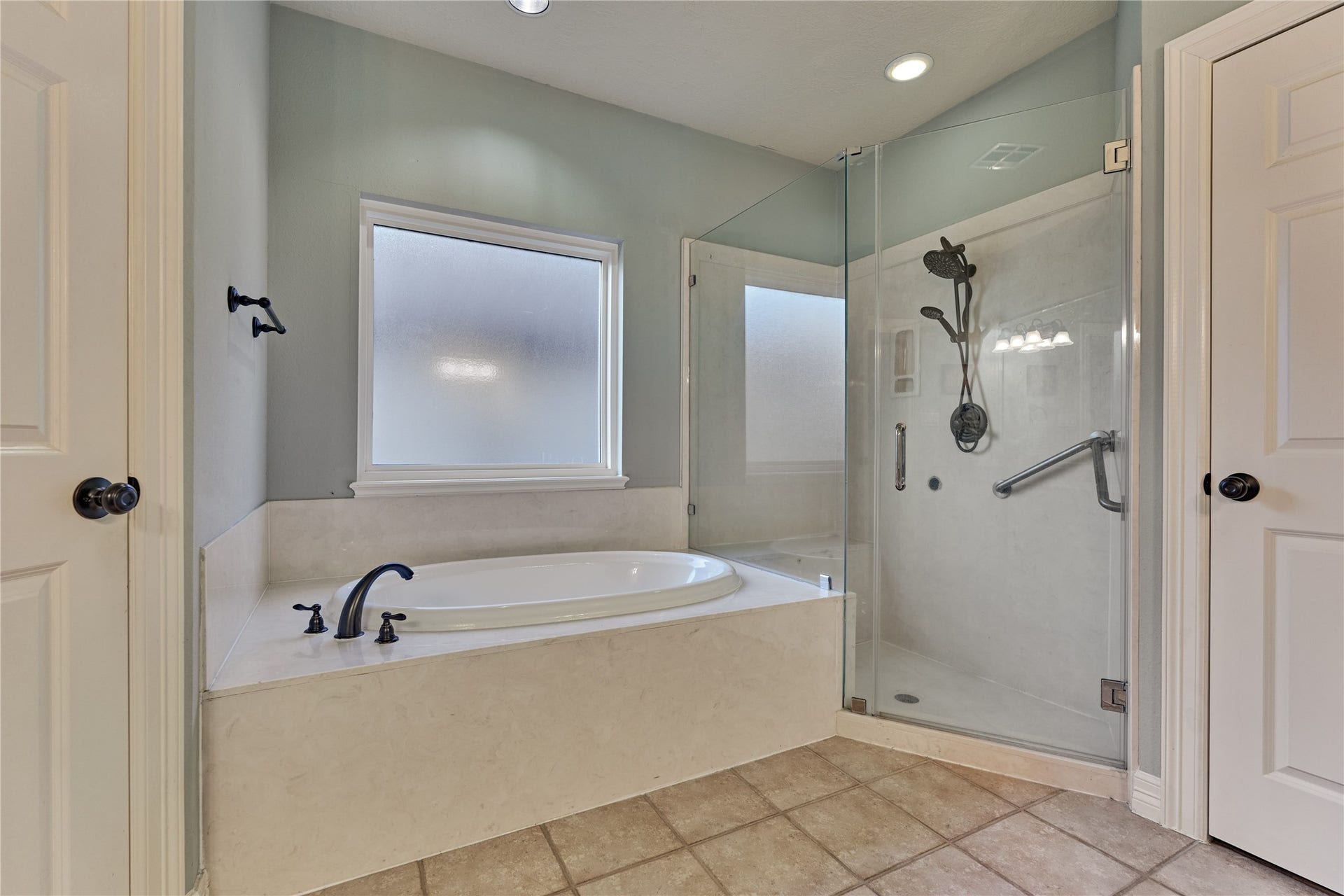 15 Newberry Court, Montgomery, TX 77356 Enjoy a relaxing soak in the tub or step into the spacious walk-in shower with dual spray heads designed for a spa-inspired retreat.