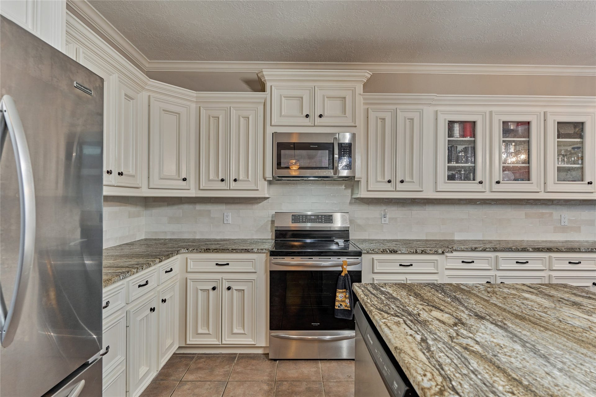 15 Newberry Court, Montgomery, TX 77356 Sparkling stainless appliances complement the gorgeous granite countertops and sleek backsplash, creating a polished and functional chefs kitchen with both style and everyday convenience.