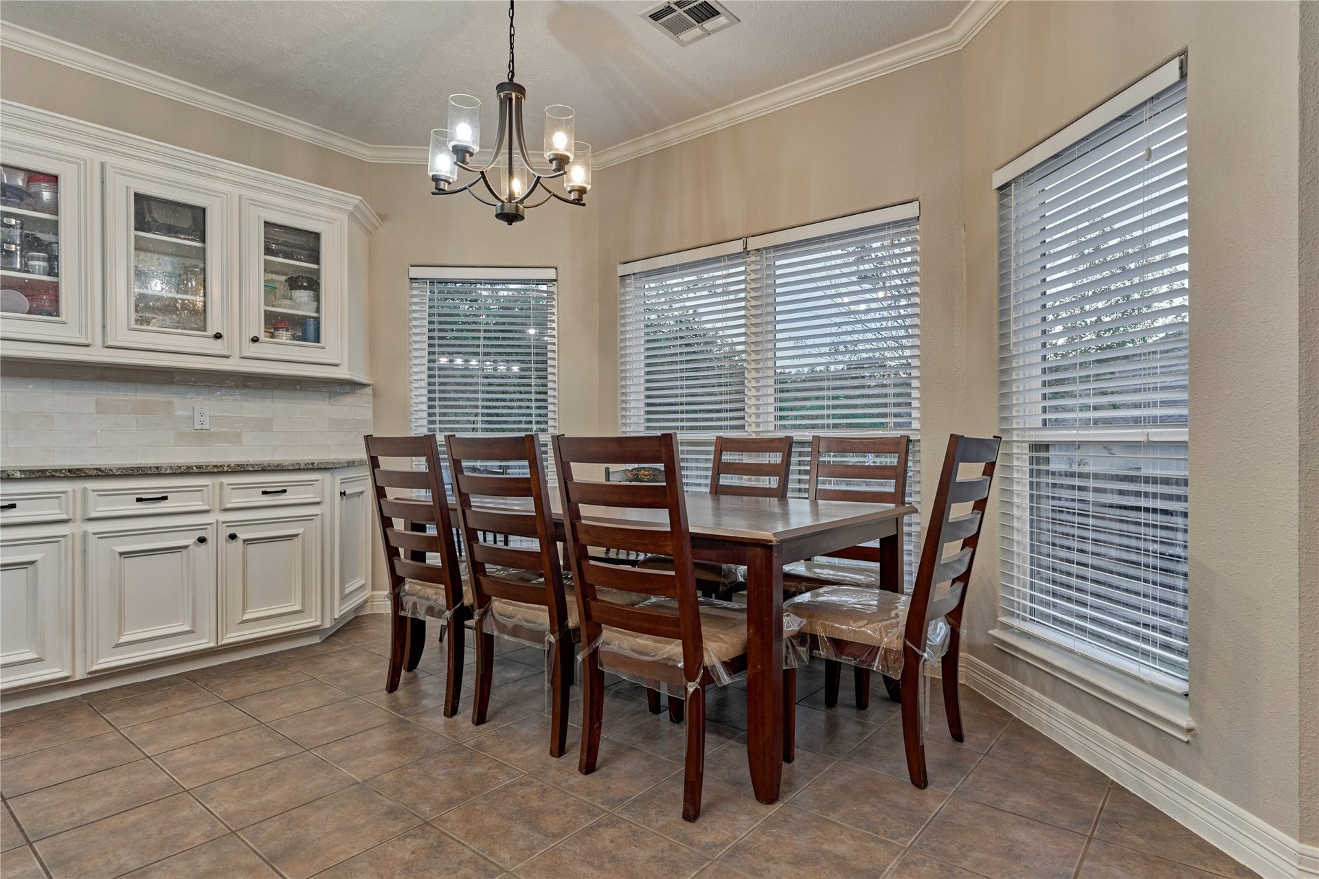 15 Newberry Court, Montgomery, TX 77356 Spacious breakfast/dining room showcases a wall-of-windows that fills the space with natural light and provides beautiful views of the backyard.