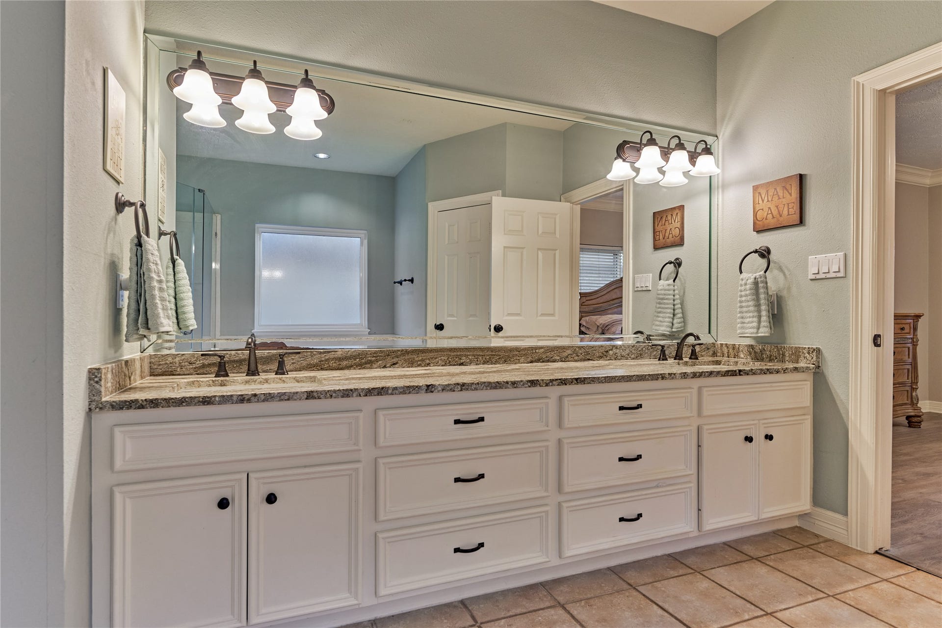 15 Newberry Court, Montgomery, TX 77356 Dual sinks, stylish dual lighting, and an abundance of storage create both function and elegance in this well-appointed space.