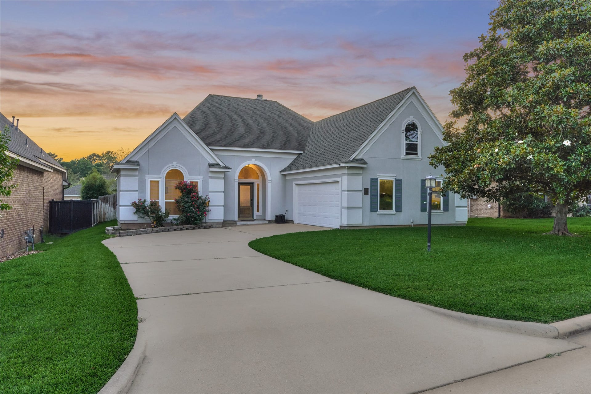 15 Newberry Court, Montgomery, TX 77356 Beautifully updated 3 bedroom, 2 bath home in the golf and lake community of Bentwater.