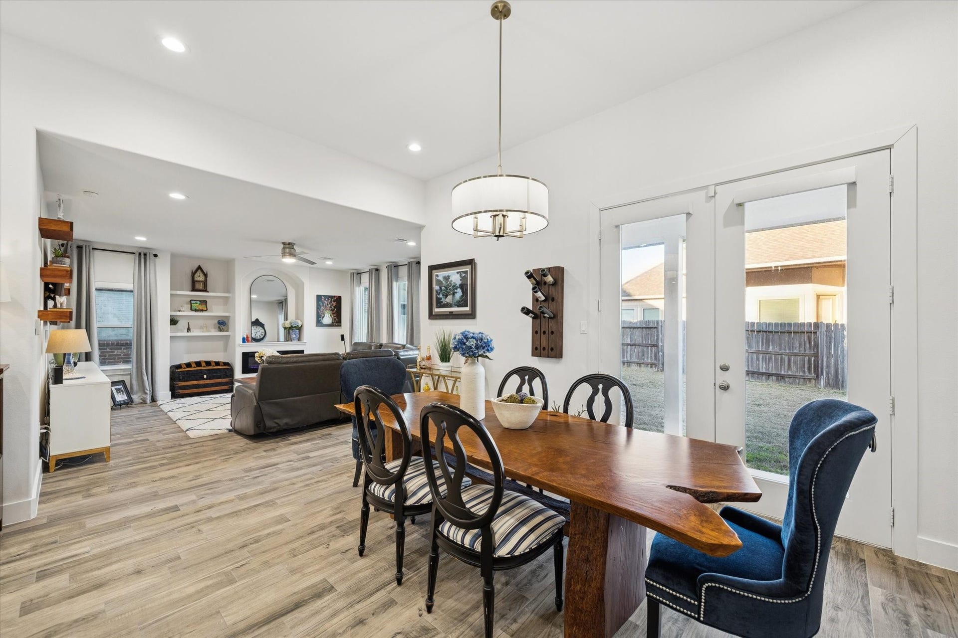 A charming and cozy breakfast area with a view into the living room. Abundant natural light fills the space, creating a comfortable and inviting atmosphere. Enjoy your morning coffee while relaxing and appreciating both the patio and the beautifully designed living room.