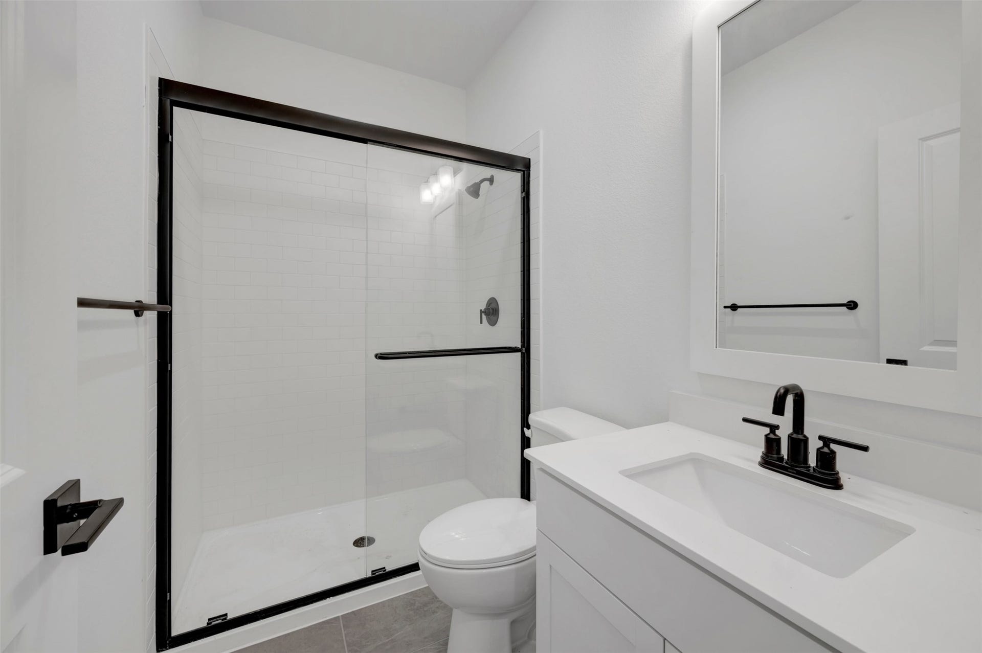 12027 Old Fashion Circle, Mont Belvieu, TX 77535 Hall bath 2