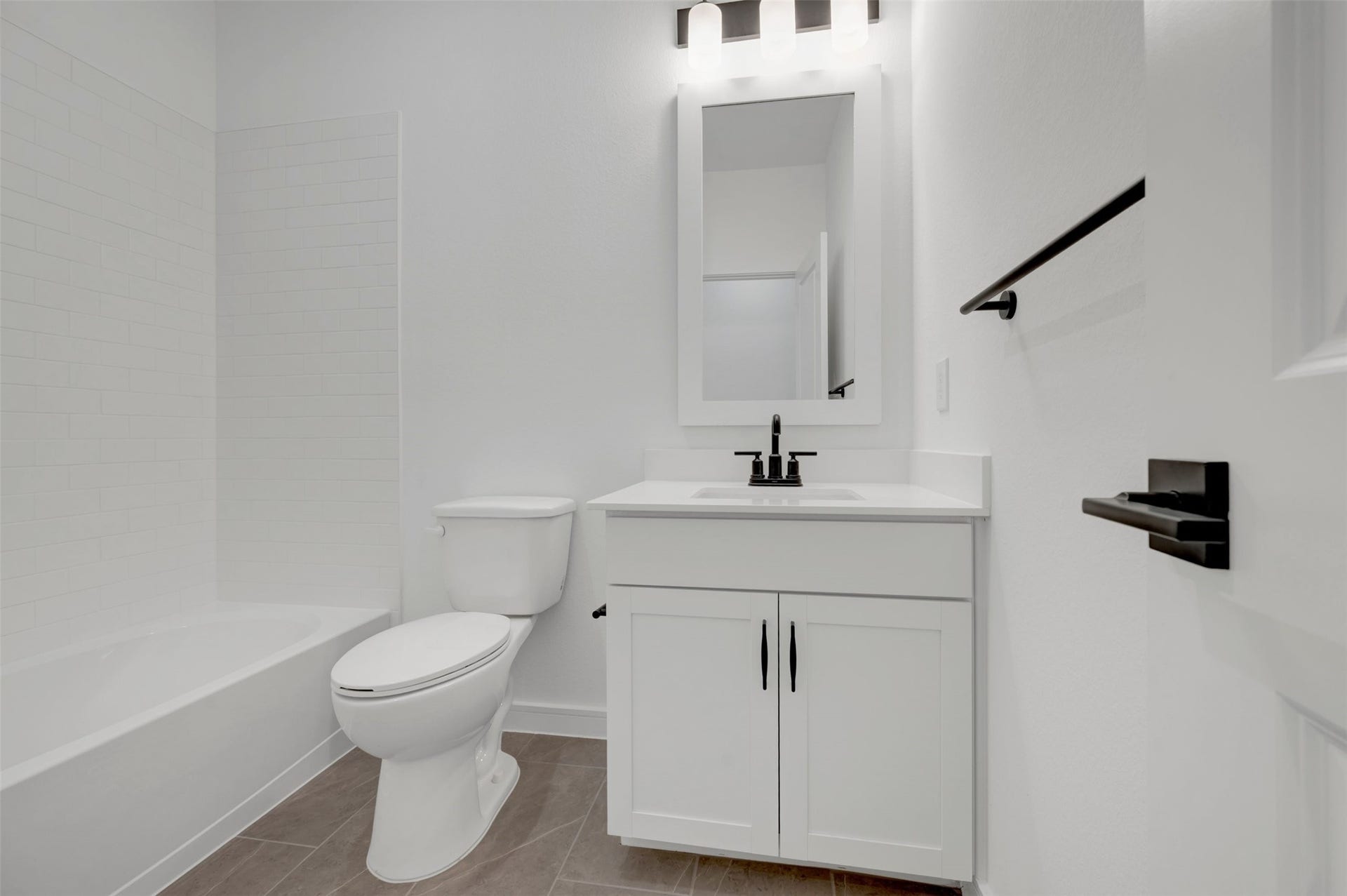12027 Old Fashion Circle, Mont Belvieu, TX 77535 Hall bath