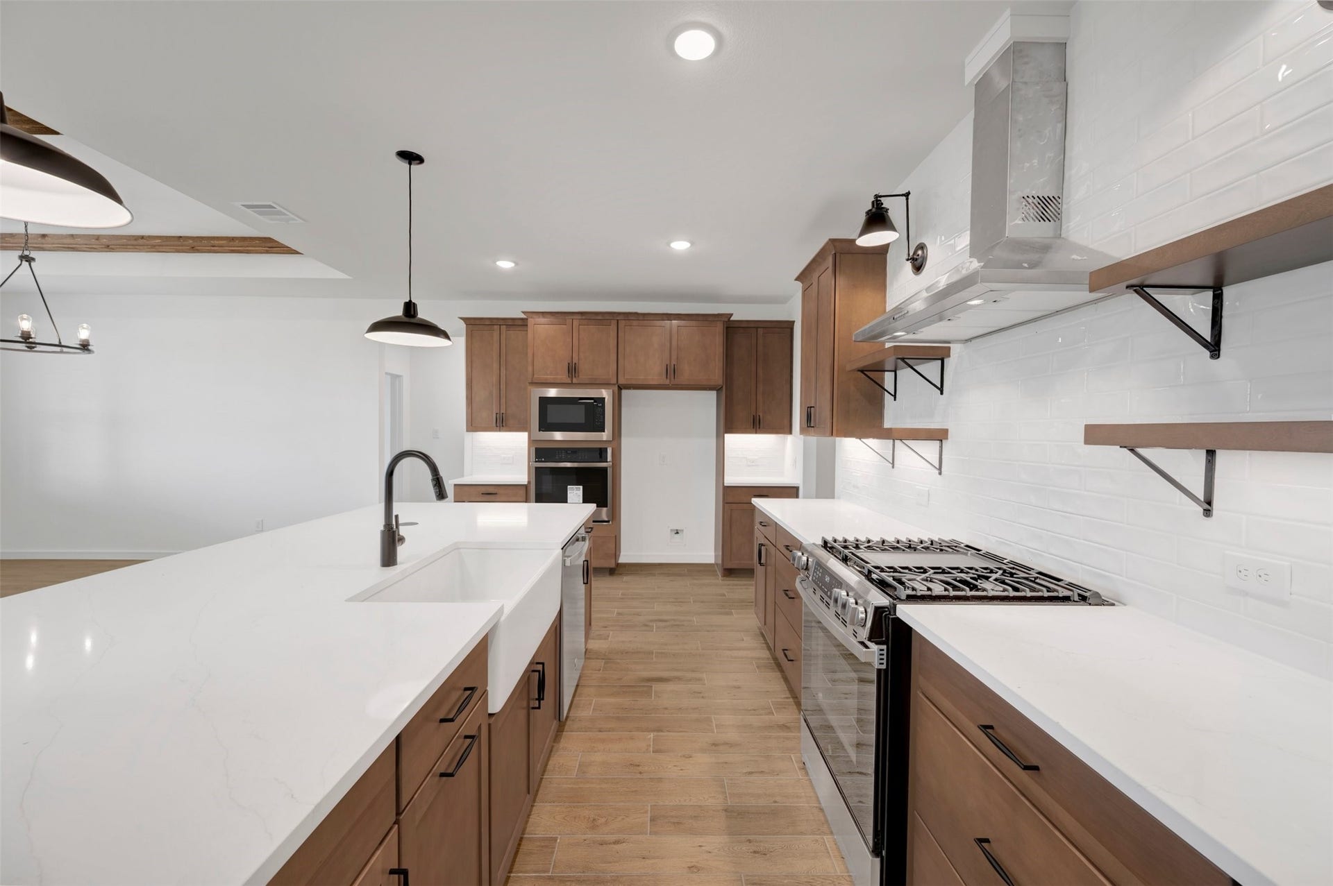 12027 Old Fashion Circle, Mont Belvieu, TX 77535 Chef-worthy kitchen with chestnut brown cabinets and quartz counters