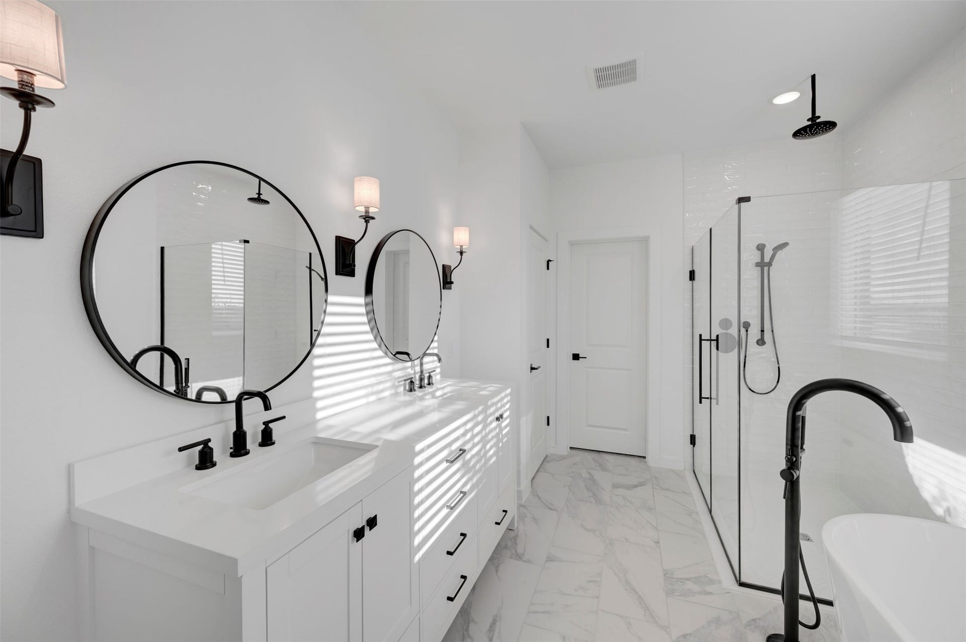 12027 Old Fashion Circle, Mont Belvieu, TX 77535 Spa-like primary bath