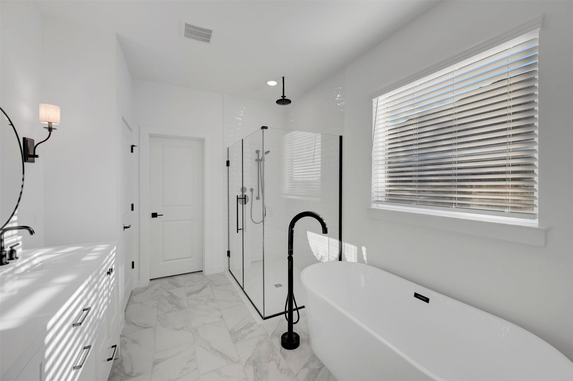 12027 Old Fashion Circle, Mont Belvieu, TX 77535 Luxurious primary bath
