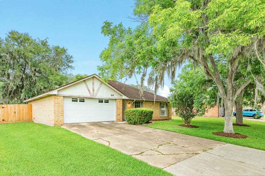 Property photo for 105 Sugar Cane Trace, Lake Jackson, TX