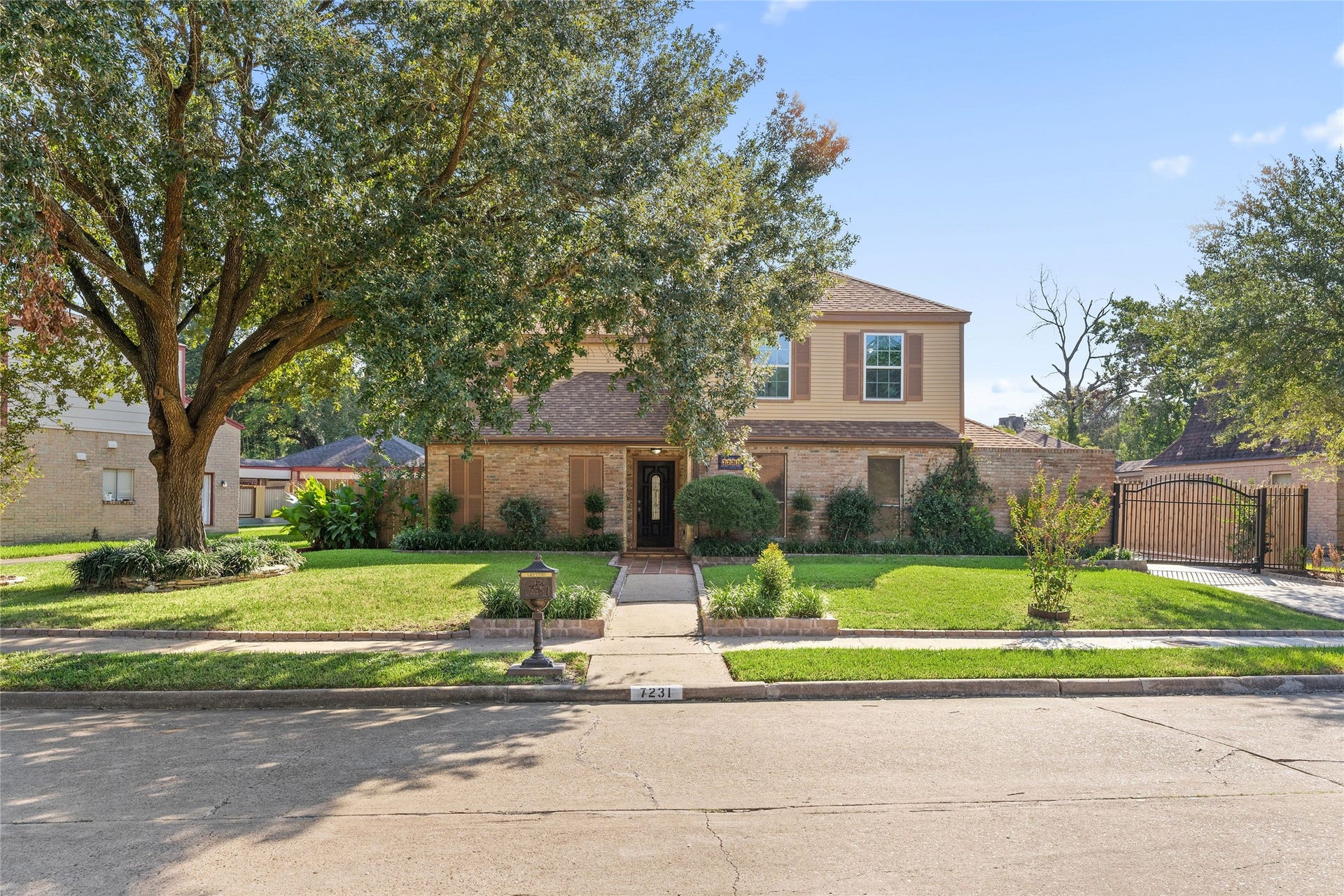 Welcome to 7231 Granvia Dr!