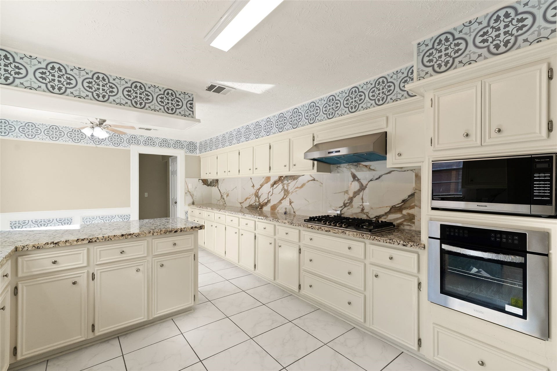 7231 Granvia Dr, Houston, TX 77083