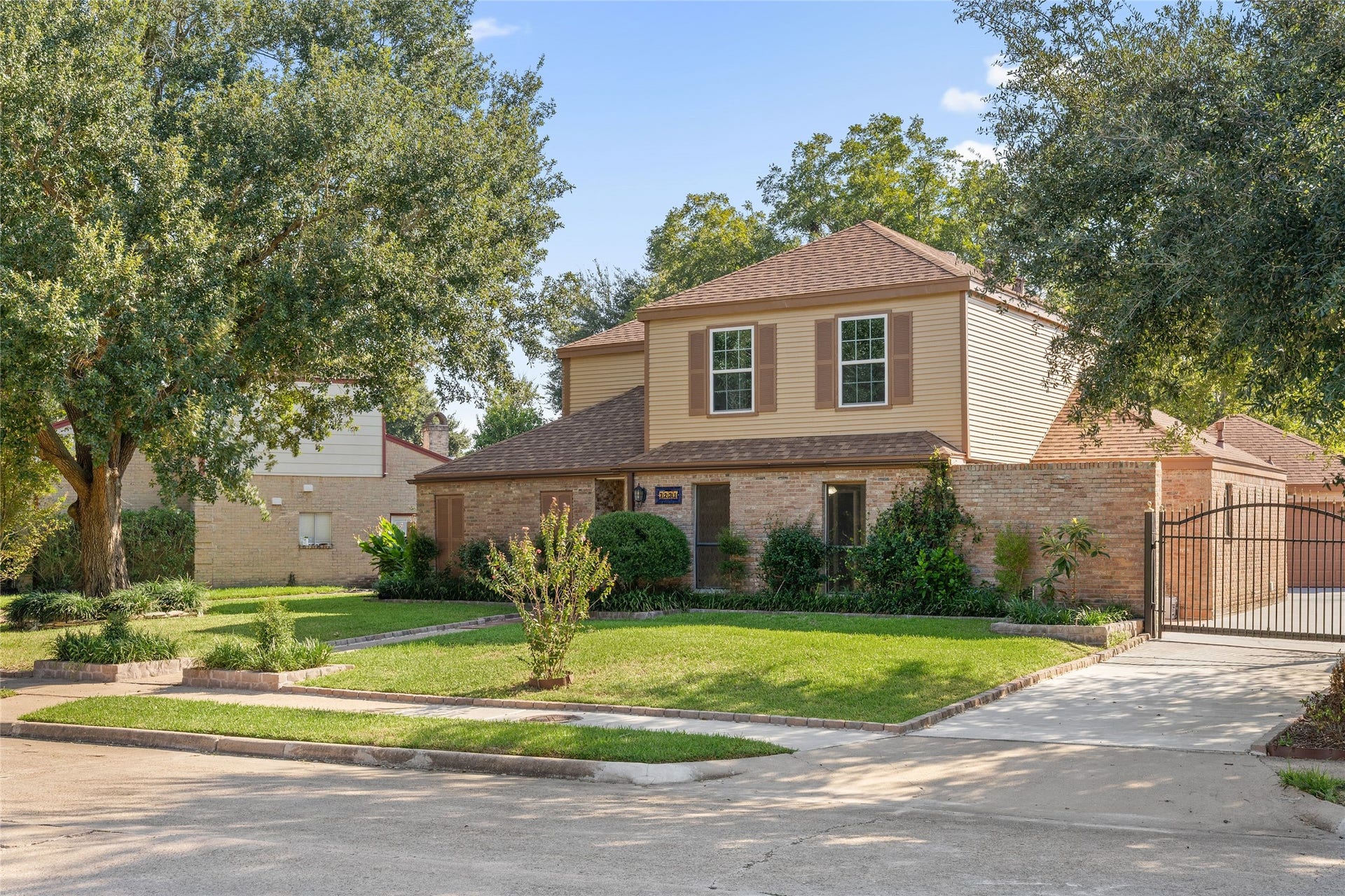 7231 Granvia Dr, Houston, TX 77083