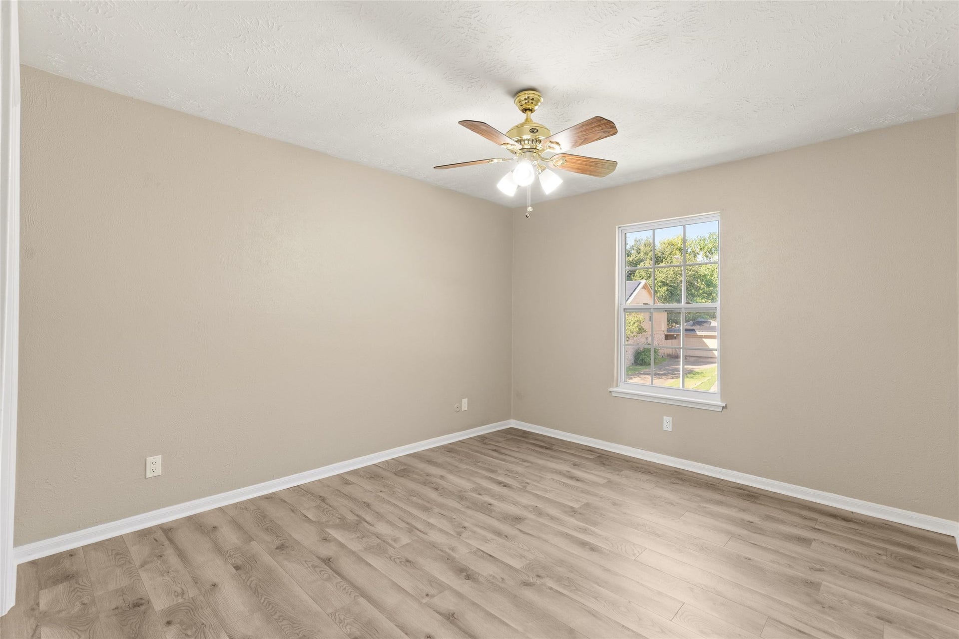 7231 Granvia Dr, Houston, TX 77083