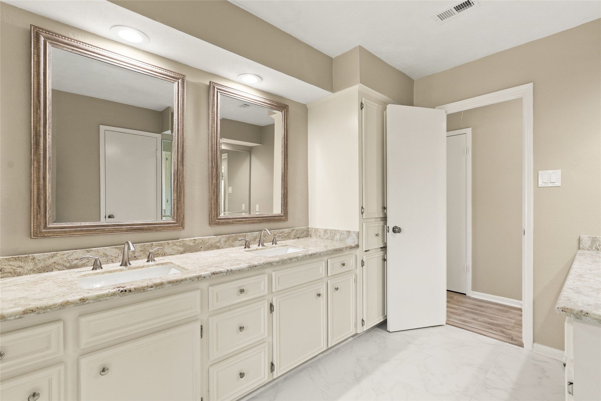 7231 Granvia Dr, Houston, TX 77083