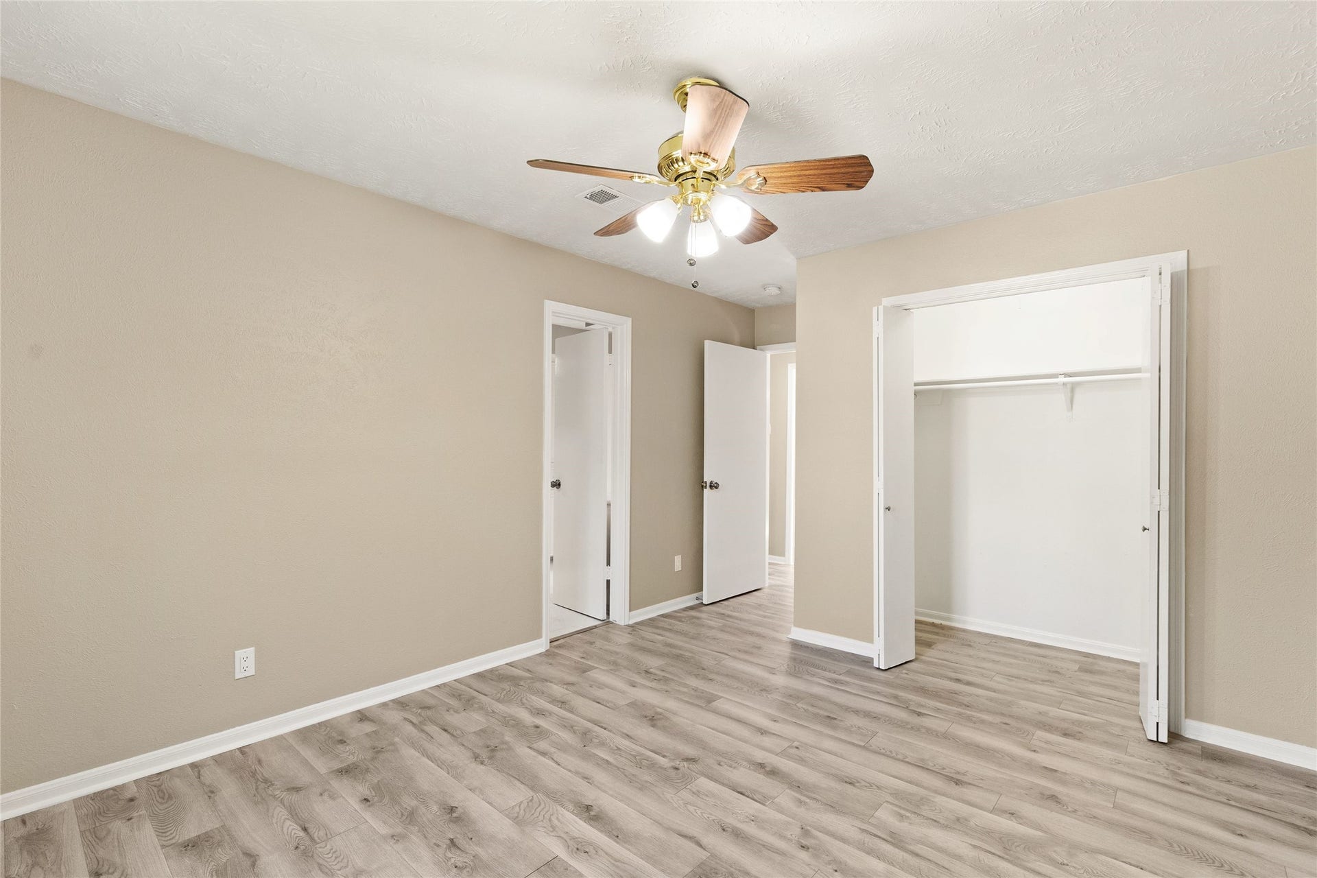 7231 Granvia Dr, Houston, TX 77083