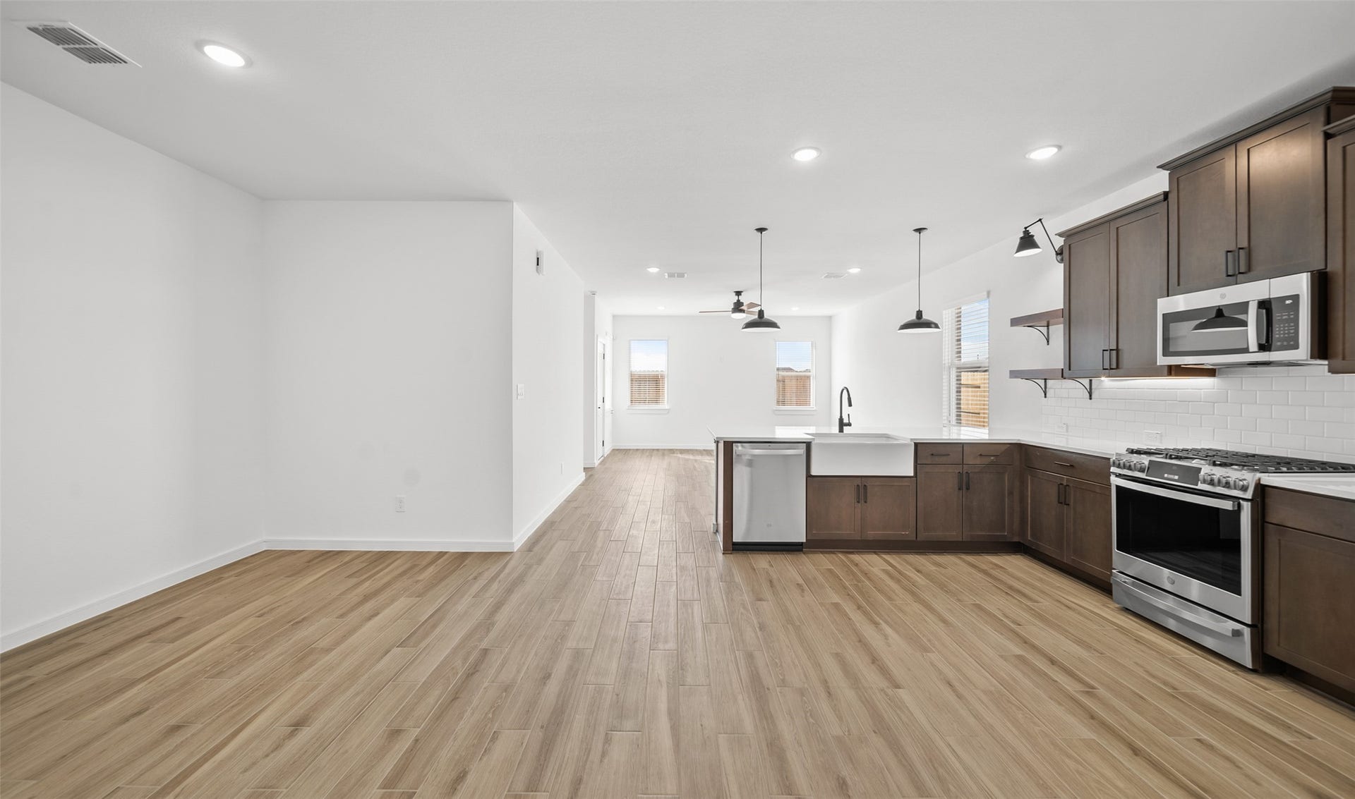 655 Daniels Lake Lane, Dayton, TX 77535 Stylish kitchen and dining area (*Photo not of actual home and used for illustration purposes only.)