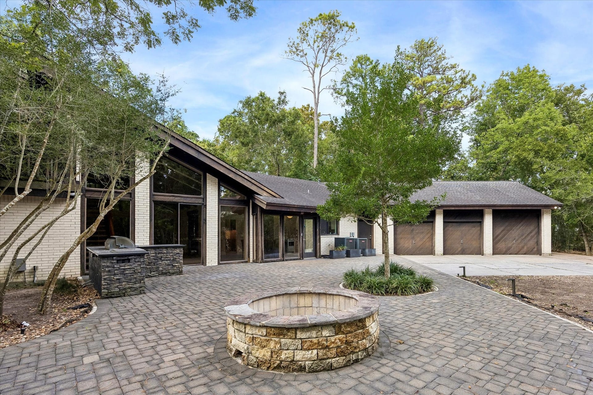 104 Gershwin Drive, Houston, TX 77079 104 Gershwin Dr is an impressive five-bedroom home situated on a sprawling 1.5+ acre lot (per HCAD), surrounded by mature trees w/a spacious motor court & huge 6-car garage.