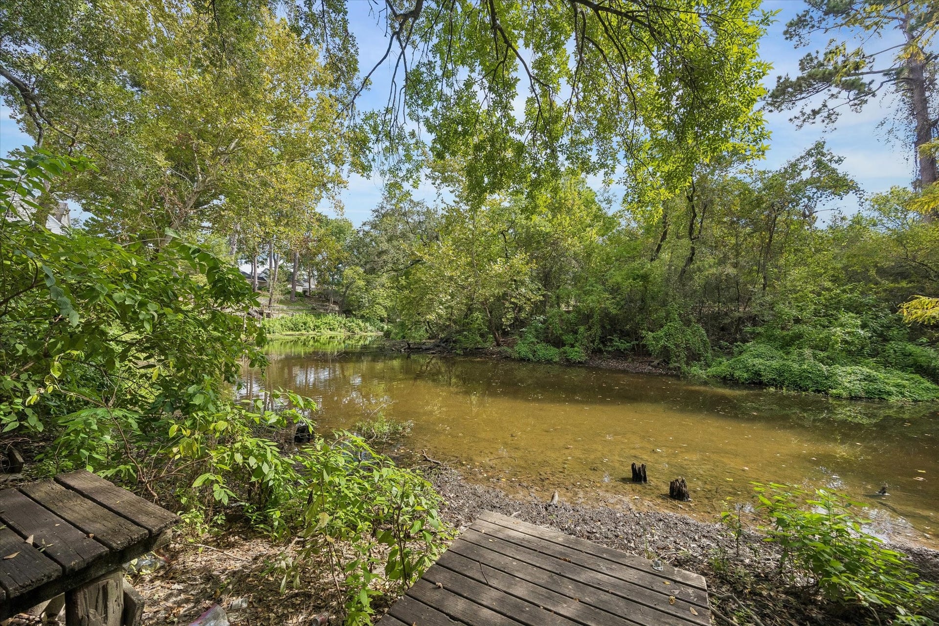 104 Gershwin Drive, Houston, TX 77079 Enjoy the peaceful lake setting surrounded by mature trees, w/a scenic walk around the lake leading to the Memorial Glen Club & community pool.