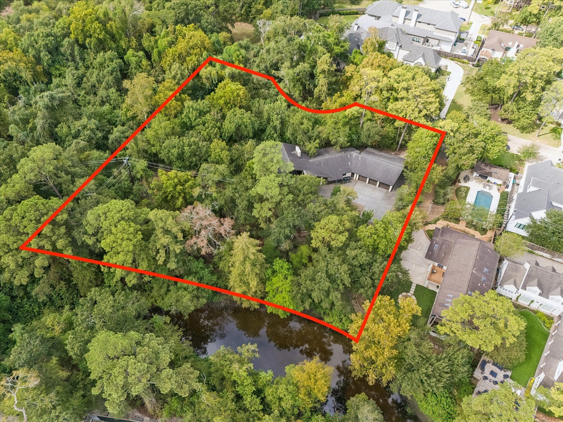 104 Gershwin Drive, Houston, TX 77079 An impressive 69,552 SF lot (per HCAD) unfolds beneath a canopy of mature trees, extending to the waters edge & highlighting the exceptional setting of this unique property.