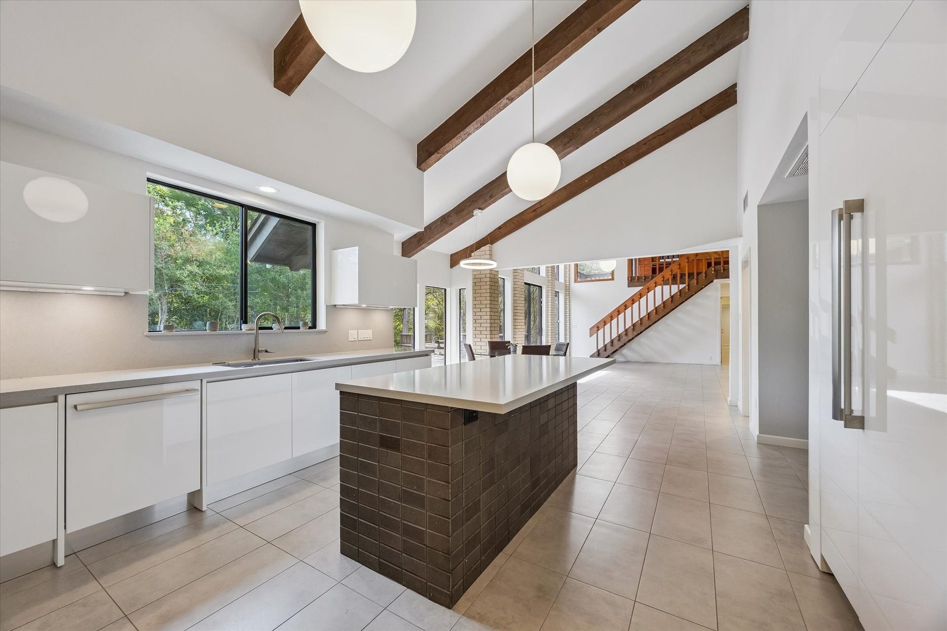 104 Gershwin Drive, Houston, TX 77079 Thoughtful design continues throughout the kitchen w/expansive counter space & exceptional storage, including wooden drawer inserts, pull-out shelving, a pull-out Lazy Susan & walk-in pantry.