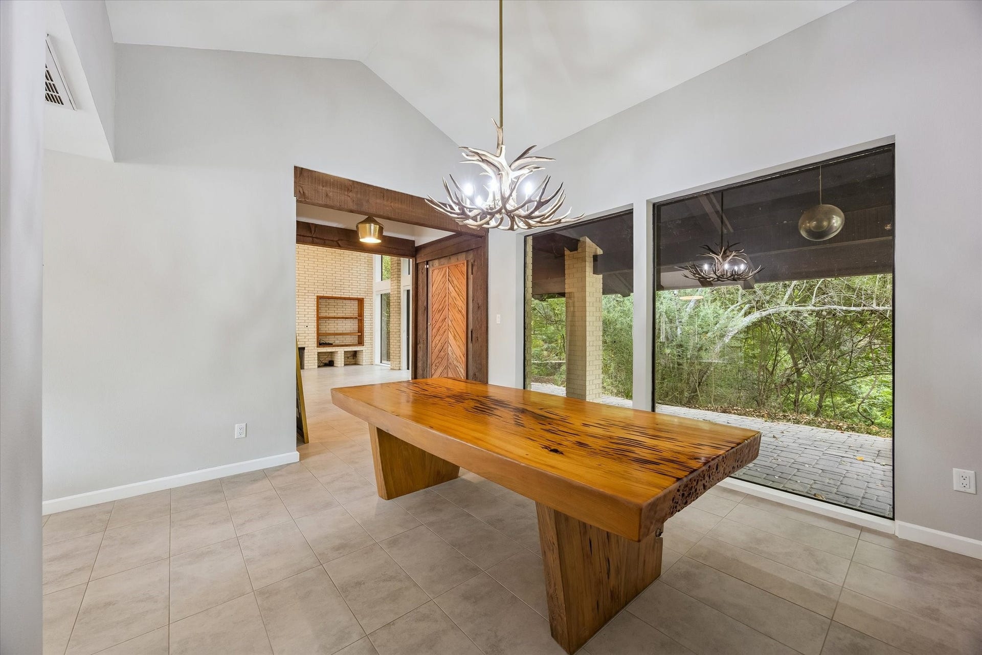 104 Gershwin Drive, Houston, TX 77079 Dining room conveniently located just off the kitchen & near the front entrance, featuring a vaulted ceiling & expansive windows overlooking the wooded surroundings.