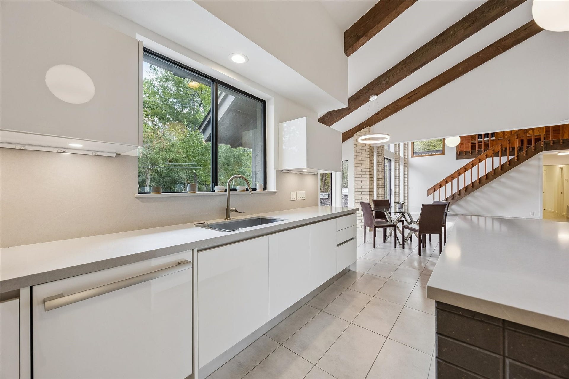 104 Gershwin Drive, Houston, TX 77079 The kitchens streamlined cabinetry provides both style & function, while the long counter w/sink overlooks the breakfast area & keeps the space connected to the homes main living areas.
