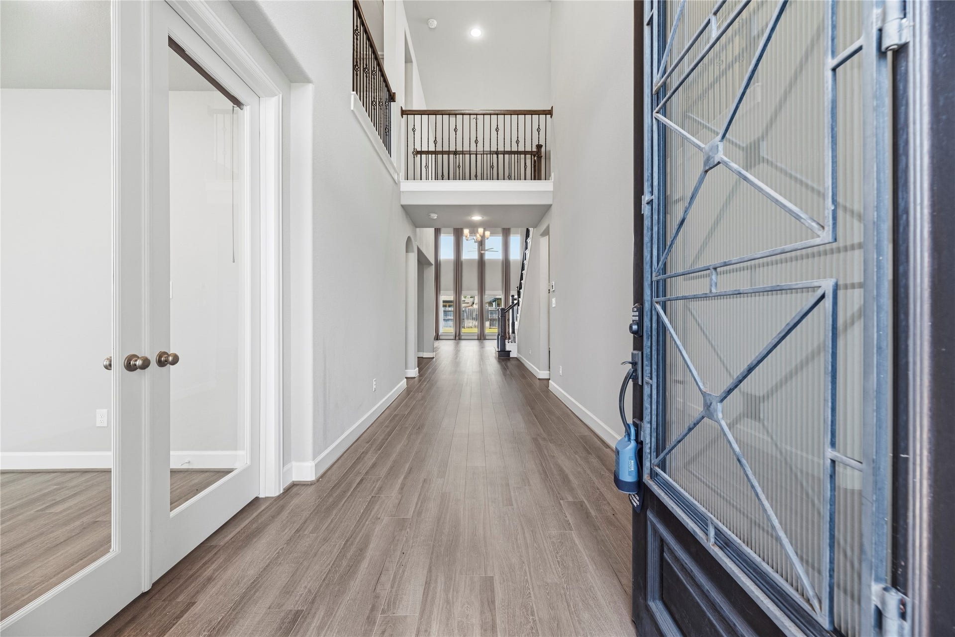 9511 Shaded Tree Drive, Missouri City, TX 77459 Soaring high ceilings great you and give a grand sense of arrival.