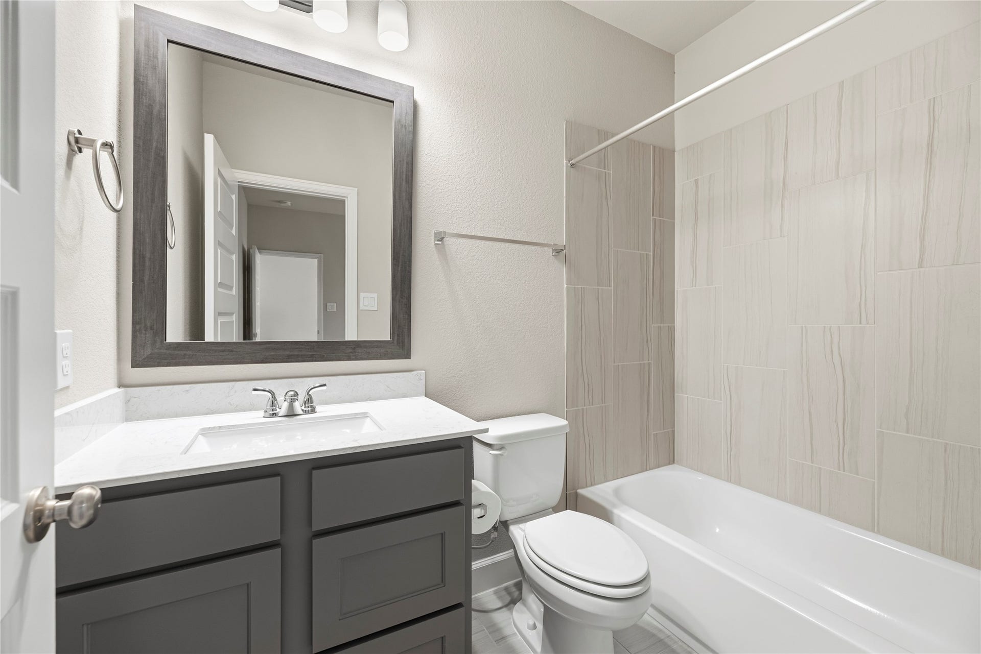9511 Shaded Tree Drive, Missouri City, TX 77459 Private en-suite bath for one of the secondary bedrooms located upstairs.