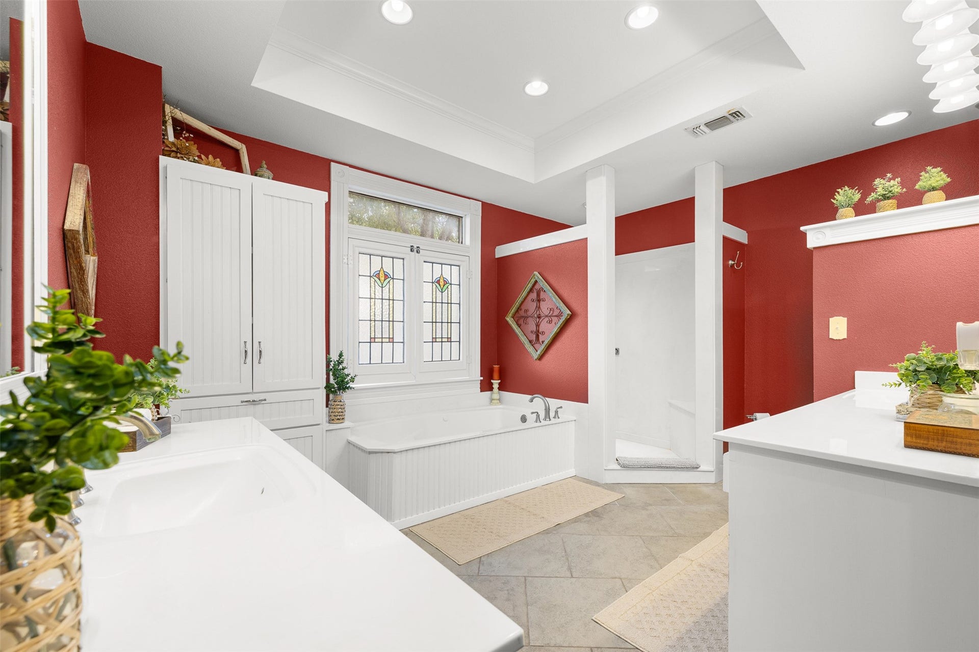 326 W Colorado Street, La Grange, TX 78945 The spacious primary bath offers a jetted tub, separate shower and a dramatic red-and-white palette.