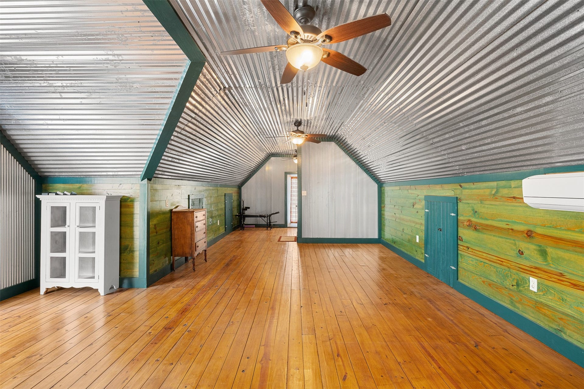326 W Colorado Street, La Grange, TX 78945 Above the garage, an open 625-square-foot apartment offers wood floors and flexible space for guests, work or creativity.