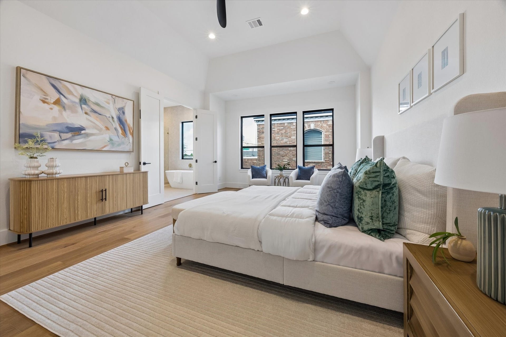 335 Harvard Street, Houston, TX 77007 An alternate view showcases the primary suites impressive ceiling height and direct connection to the ensuite bath, creating a private and thoughtfully designed owners retreat.