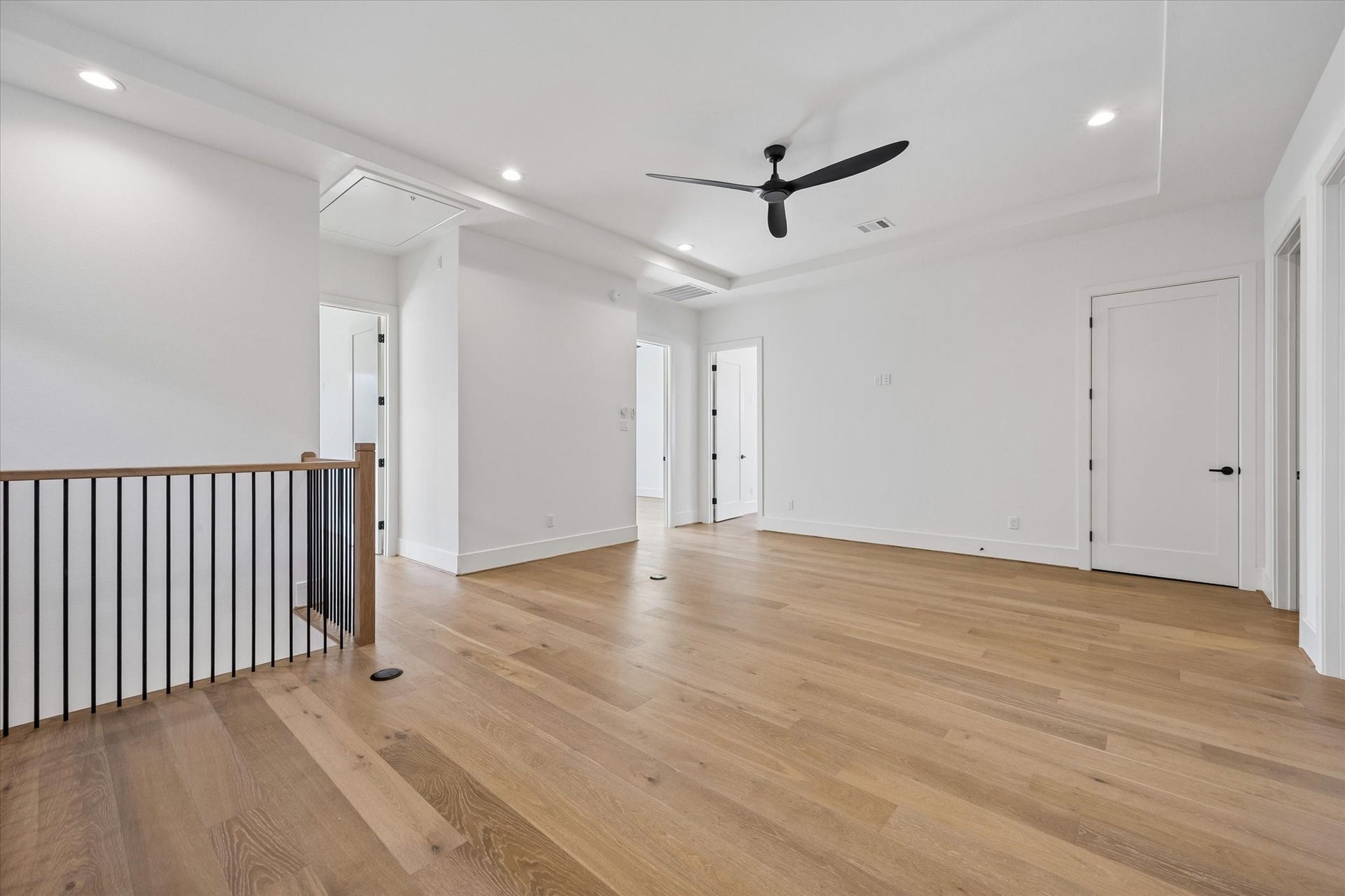 335 Harvard Street, Houston, TX 77007 Upstairs, a spacious landing area/lof space creates a second living area with room for play or casual entertaining. Its central placement connects the surrounding bedrooms while keeping everyday gathering space separate from the main floor.