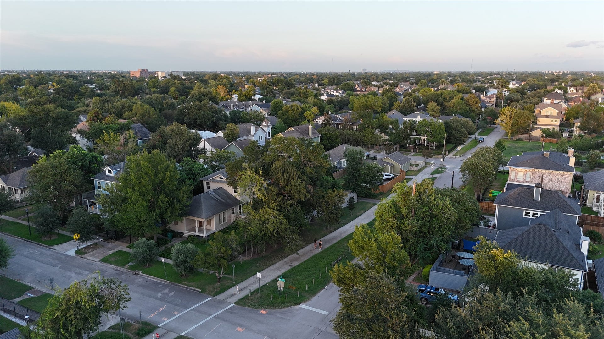 335 Harvard Street, Houston, TX 77007 Direct access to the Heights Hike and Bike Trail makes it easy to explore the neighborhood on foot or by bike, connecting residents to parks, dining, coffee shops and some of the Heights most loved destinations.