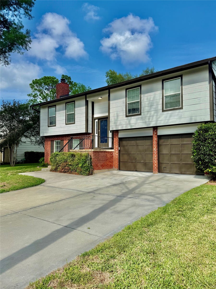 Property photo for 435 Old Course Dr Drive, Friendswood, TX