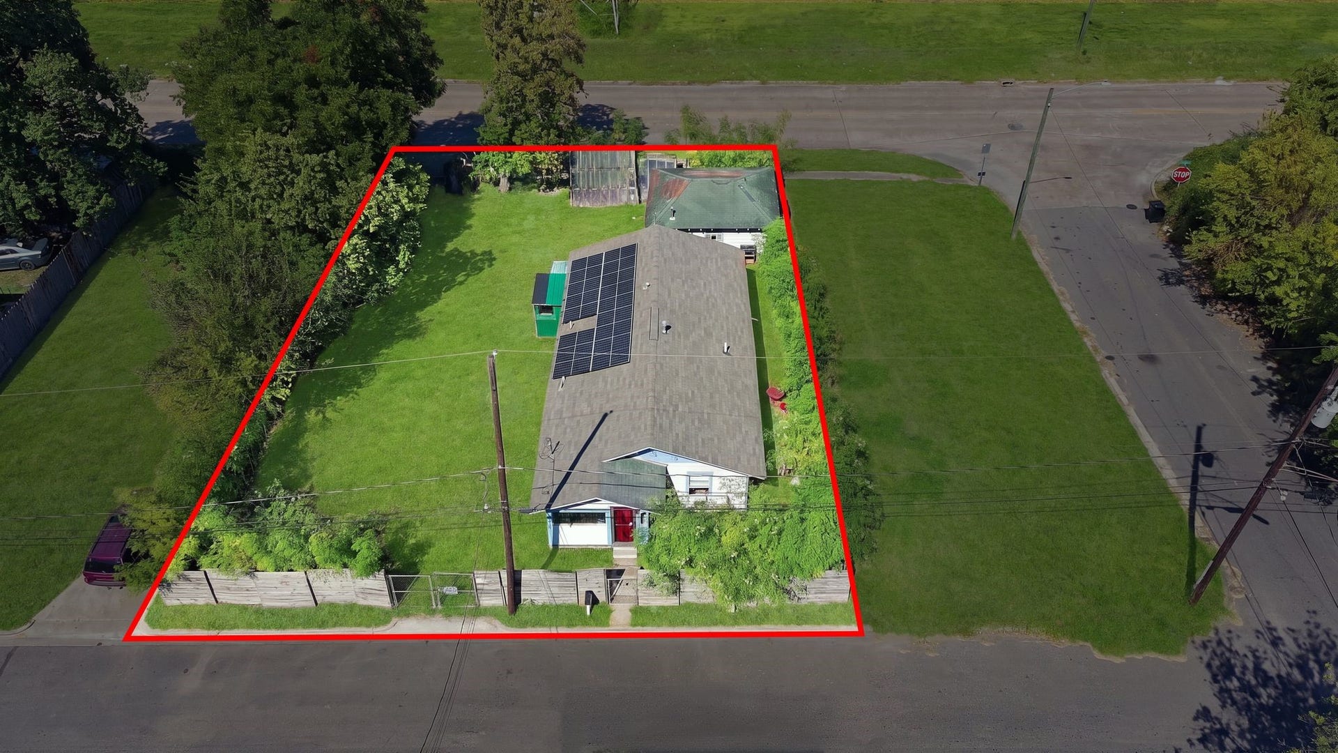 1323 E 36th Street, Houston, TX 77022 Welcome to 1323 E 36th Street in the Bellavista community. This aerial view outlines the 8,000 sq ft lot.