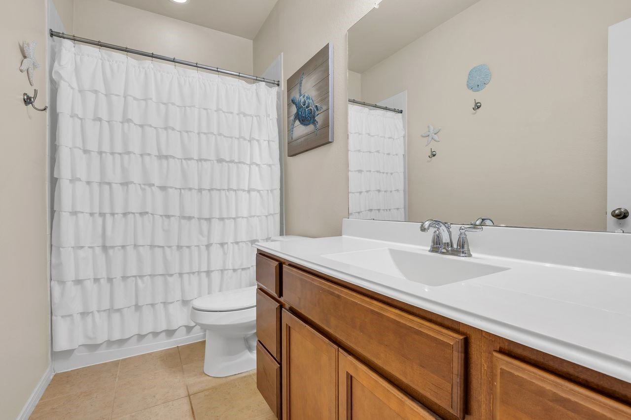 680 Cumberland Ridge Lane, League City, TX 77573 Guest Suite Bath