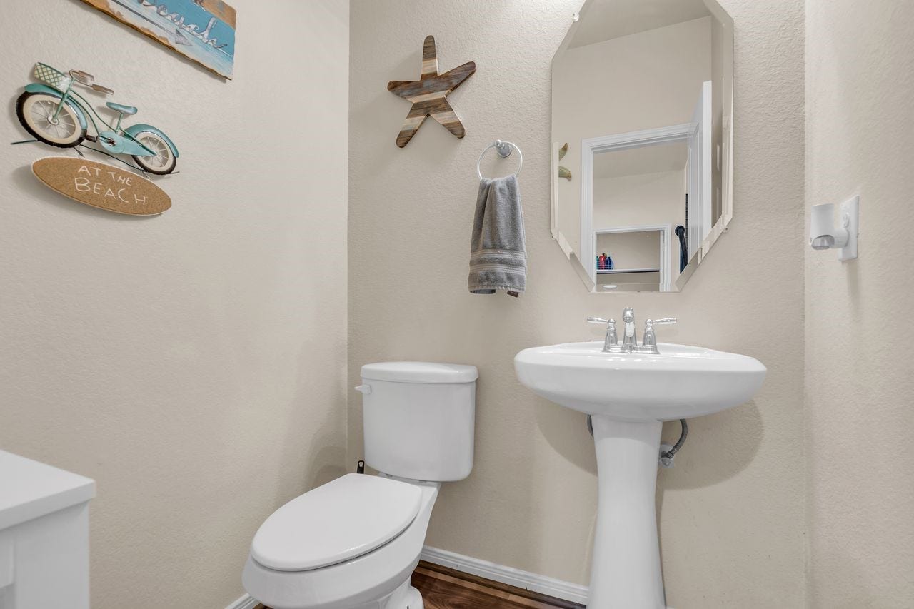 680 Cumberland Ridge Lane, League City, TX 77573 Half Bath