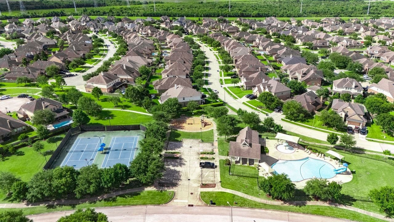 680 Cumberland Ridge Lane, League City, TX 77573 Walking distance - One of the community pools, club house and tennis/pickle ball courts.