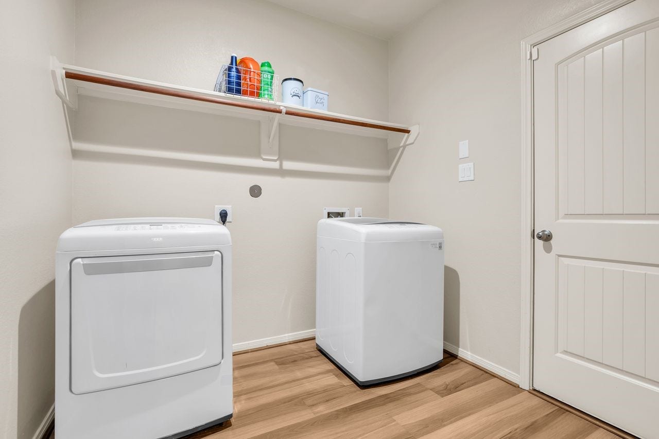 680 Cumberland Ridge Lane, League City, TX 77573 Large Laundry Room