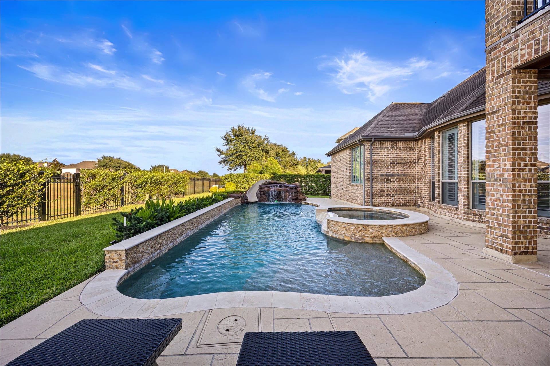 8642 Chickasaw Plum Way, Katy, TX 77494 Resort-style pool and spa surrounded by expansive manicured lawn. Heated PebbleTec chlorine pool.