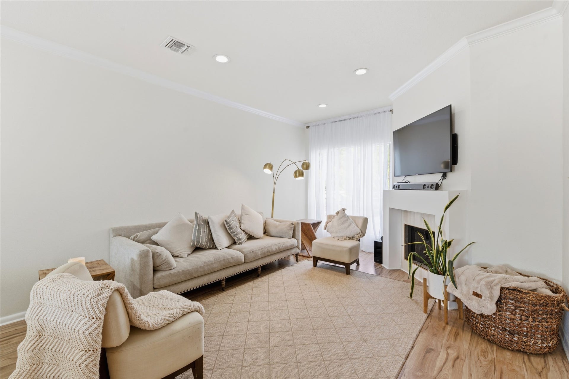 2100 Huldy Street, #4, Houston, TX 77019 2100 Huldy Street, #4, Houston, TX 77019