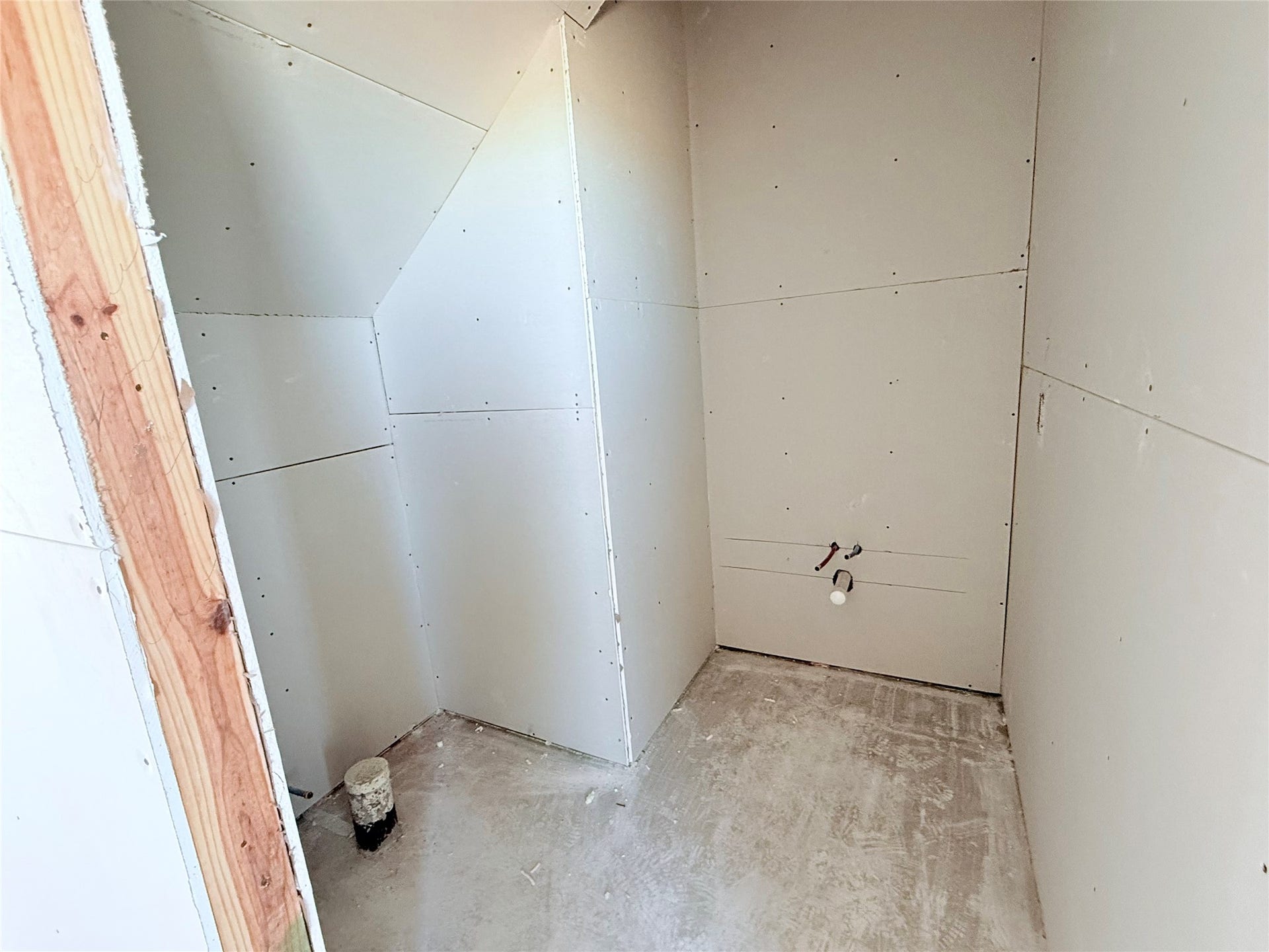 407 Hickory Hills Drive, Pattison, TX 77423 Half bathroom on main floor