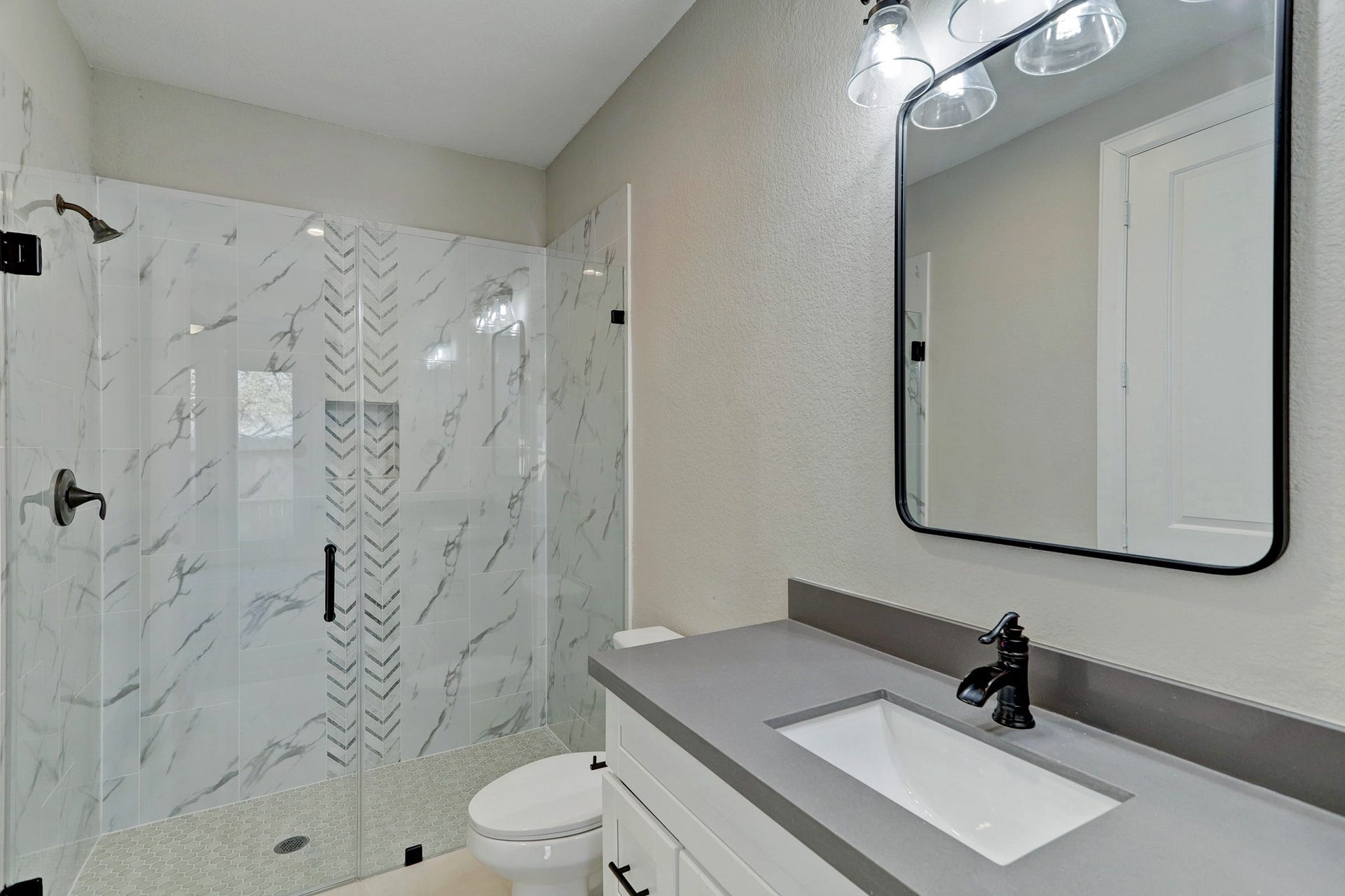 Lovely secondary bathroom